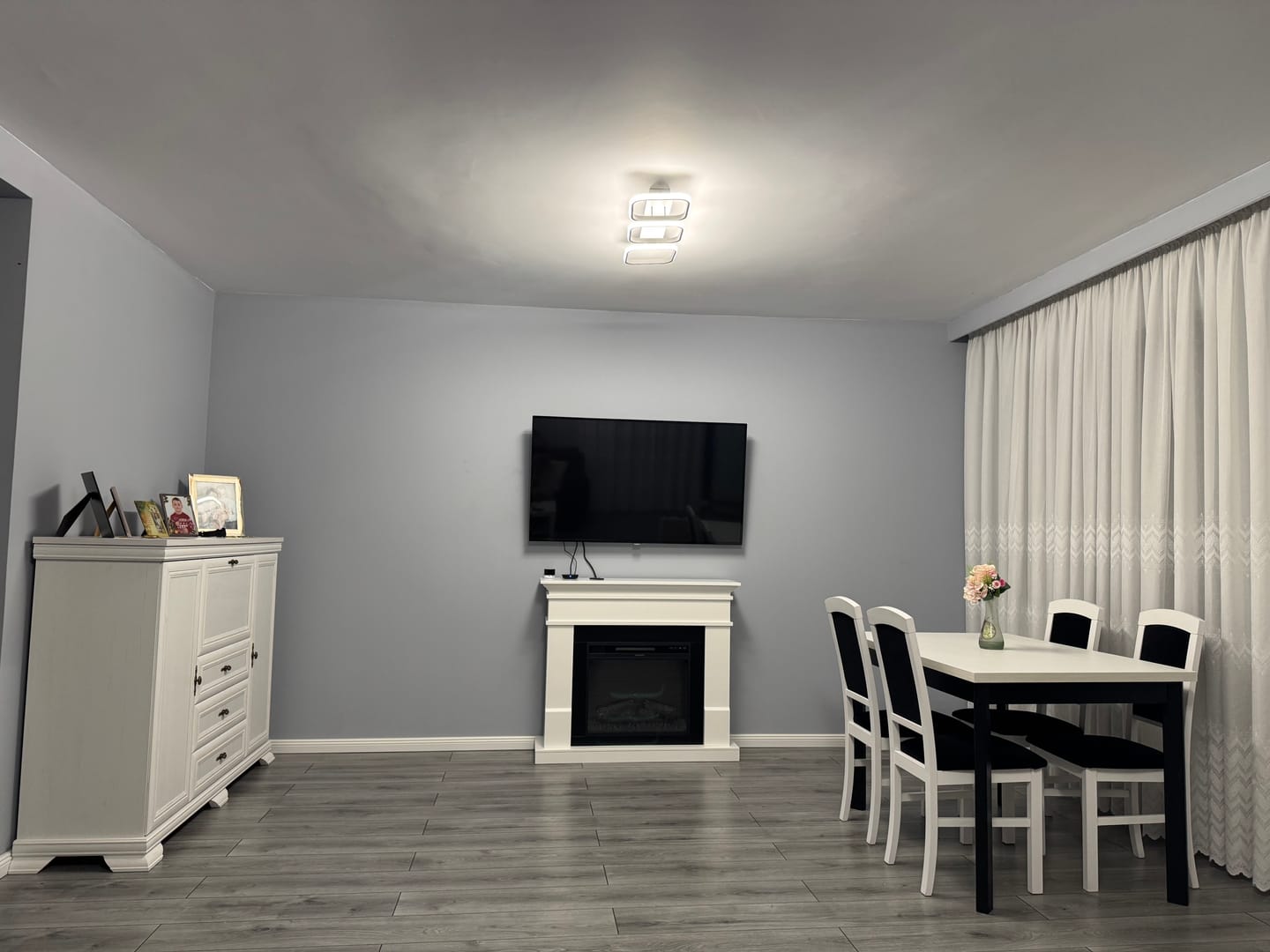 Customer photo review of Semineu ECOFLAME PRO - Lisabona white, flacara 3D de 23 inci cu teme de culoare, incalzire infrared si sunet