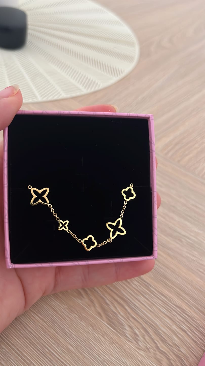 Customer photo review of Fancy Clover Armband | 18K vergoldet
