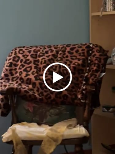 Coperta scura su letto