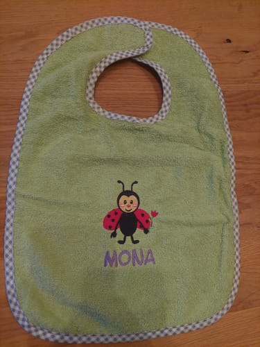 Customer photo review of Wolimbo Lätzchen mit Namen und Motiv bestickt