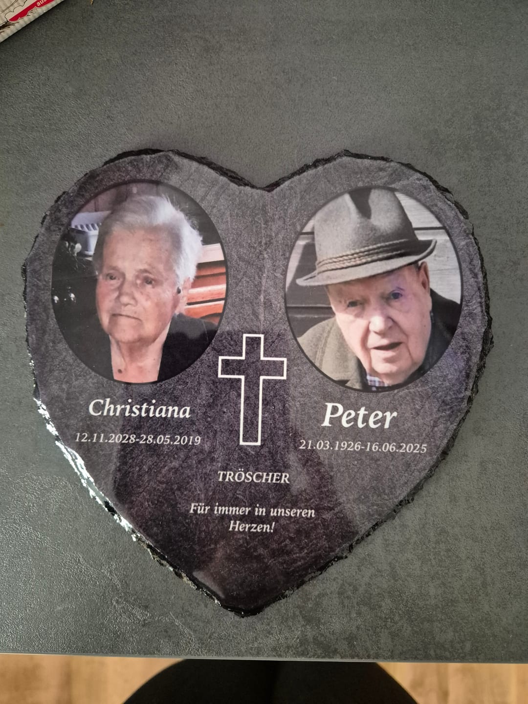 Customer photo review of Unsere Schutzengel - Personalisiertes Trauer Schieferherz für 2 Personen
