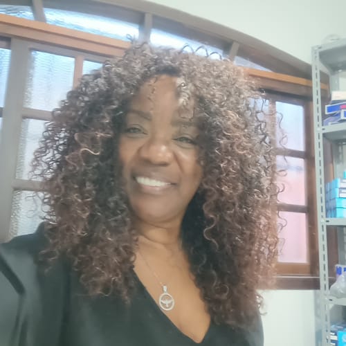Customer photo review of Peruca Sabrina Cacheada Castanha