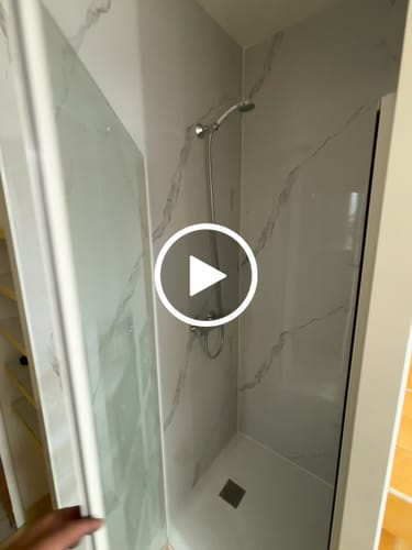 Customer video review of Panneau Mural PVC Effet Marbre Blanc 260x120x0.3 cm