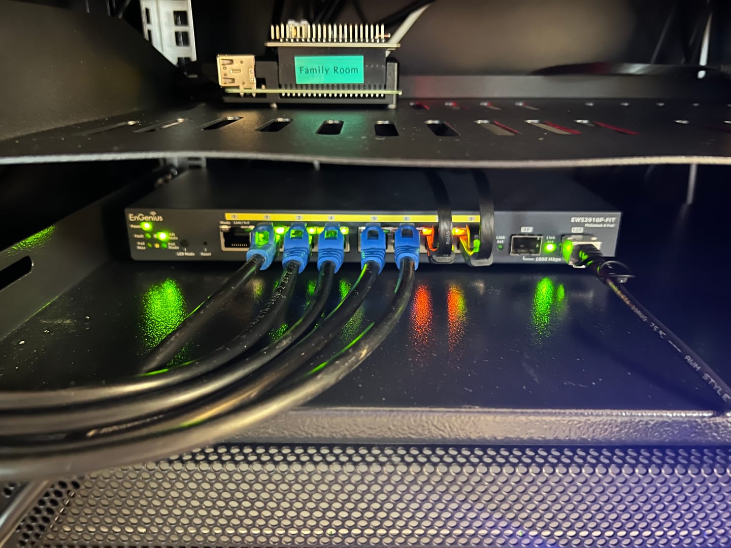 Customer photo review of EWS2910P-FIT: EnGenius Fit 55W Gigabit PoE 8 Port Switch