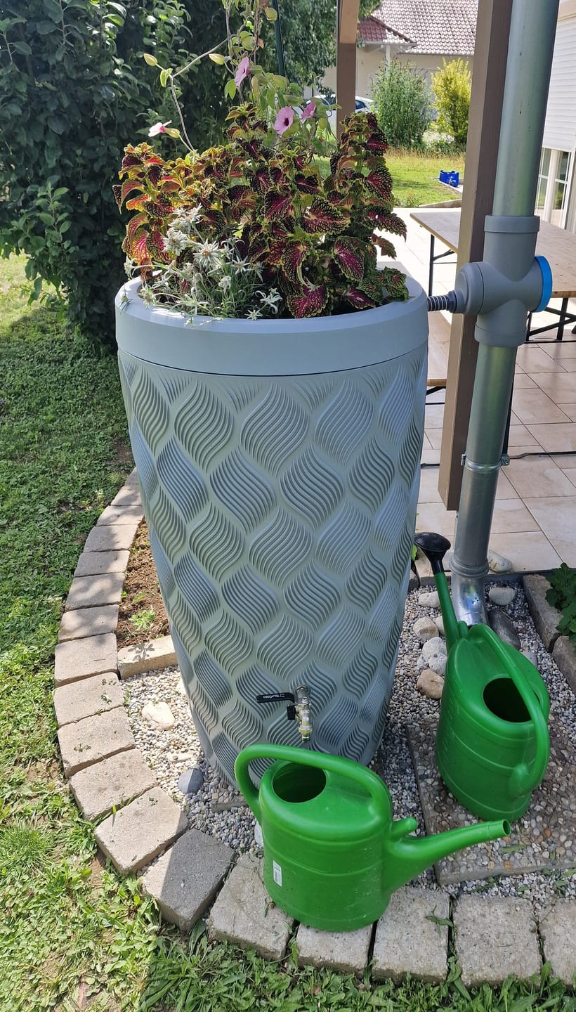 Customer photo review of YourCasa Regentonne 240 Liter [Seabreeze Flower] - Nachhaltige Bewässerung im Garten