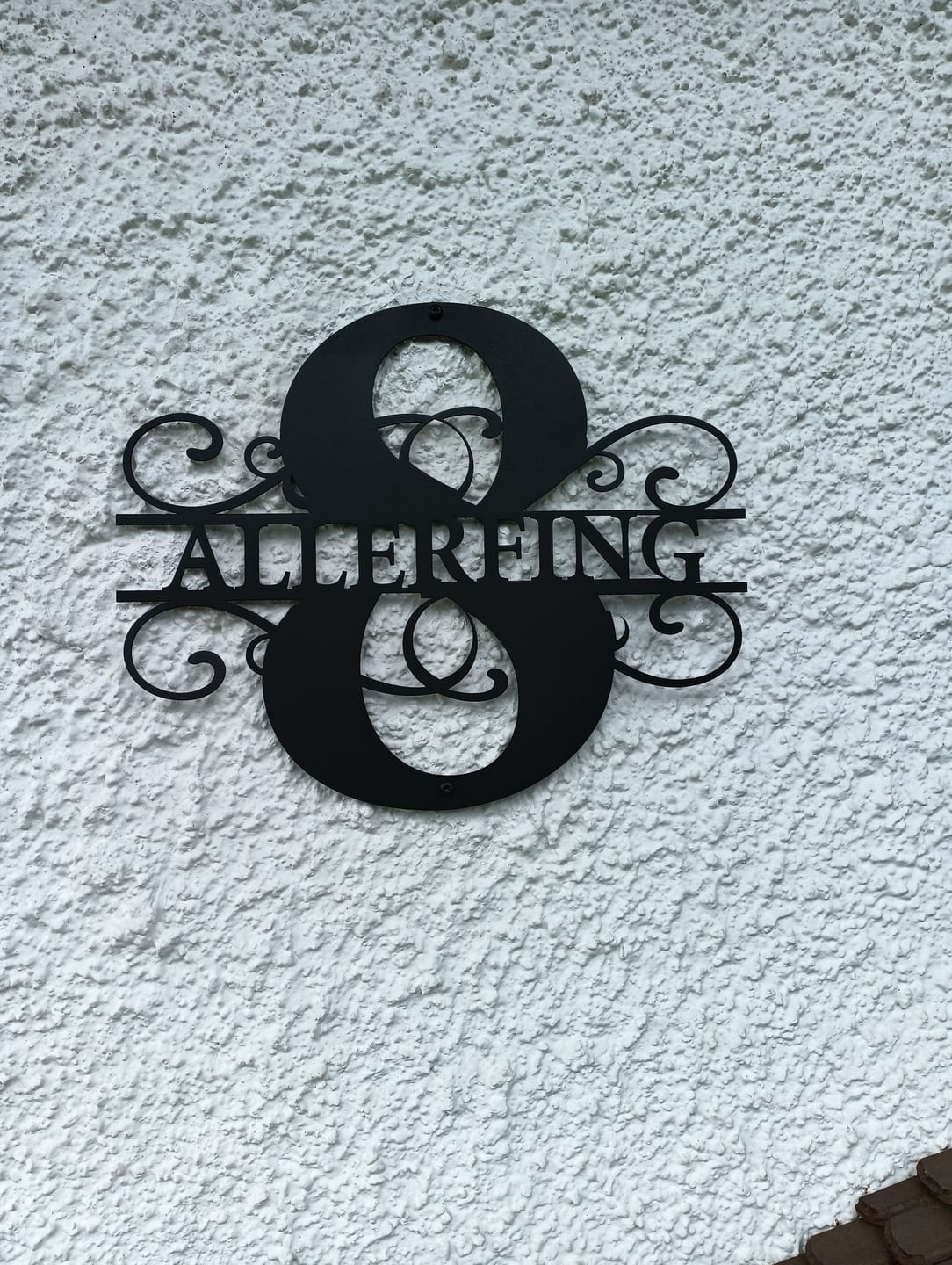 Customer photo review of Hausnummer-Türschild Ornamental Style mit Familiennamen (personalisierbar)