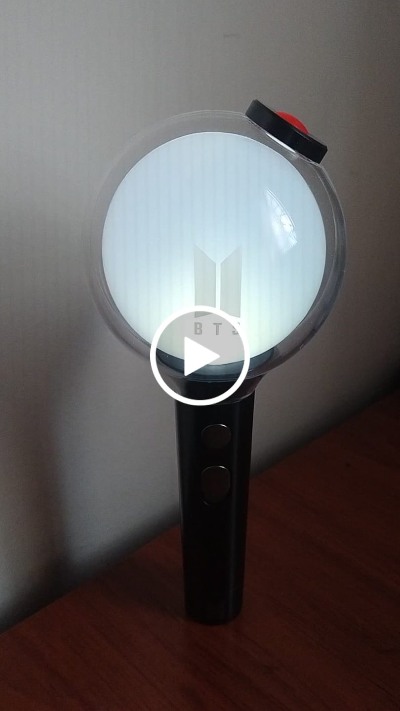 Customer video review of HYBE OFFICIAL LIGHT STICK BATTERY