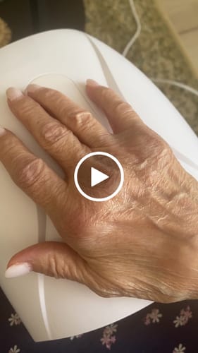 Customer video review of HandCare+ Regeneráló Kézmasszírozó