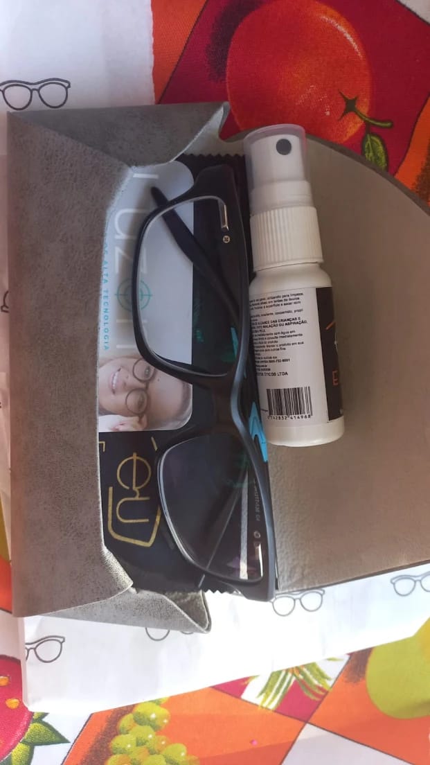 Customer photo review of Óculos de Grau John