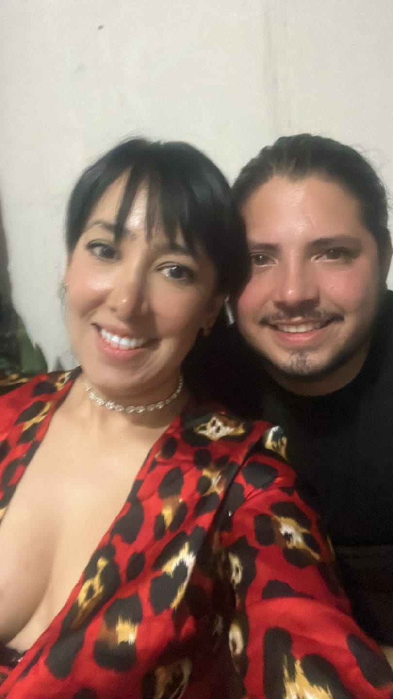 Customer photo review of COLLAR CHOKER SWAROVSKI ARIANA GRANDE  PERLAS CORAZONES + KIT DE REGALO