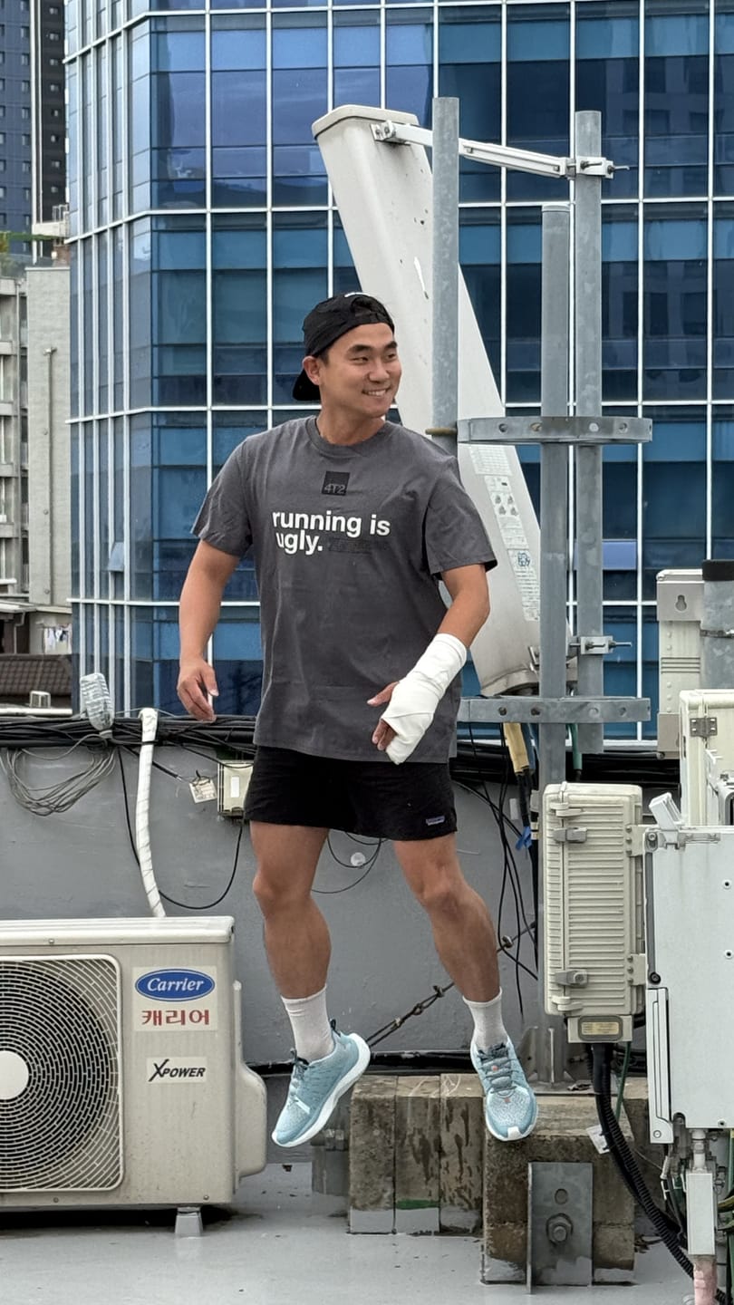 Customer photo review of tee, running is ugly, anthracite.