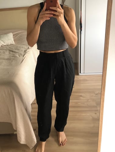Debora T. review of Calça Slouchy Íris Preta image 1 out of 1