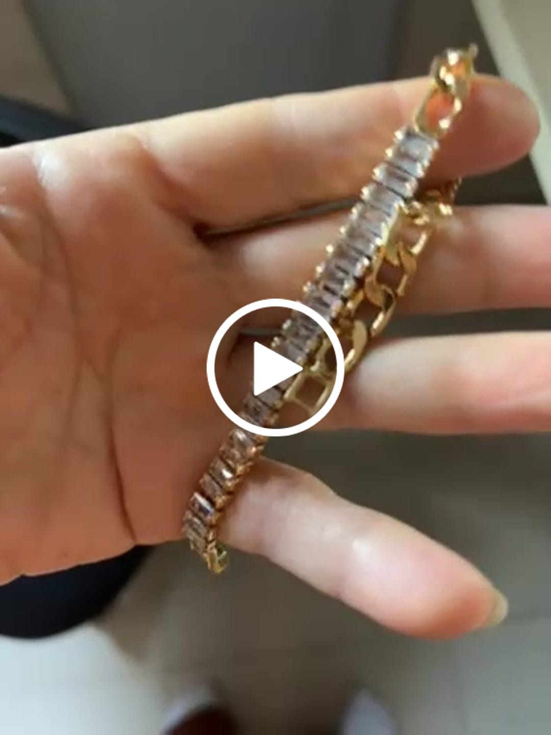 Customer video review of Pulseira Lock Riviera Baguete Banhado em Ouro 18K