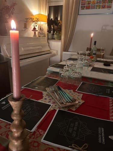 Customer photo review of Replay-able 1920s Murder Mystery Dinner Party Game for Up to 20 Adults - Host Your Own Dinner Party Game Night - 1920s Speakeasy Gatsby Theme - 1920s Fancy Dress Dinner Party(V2)