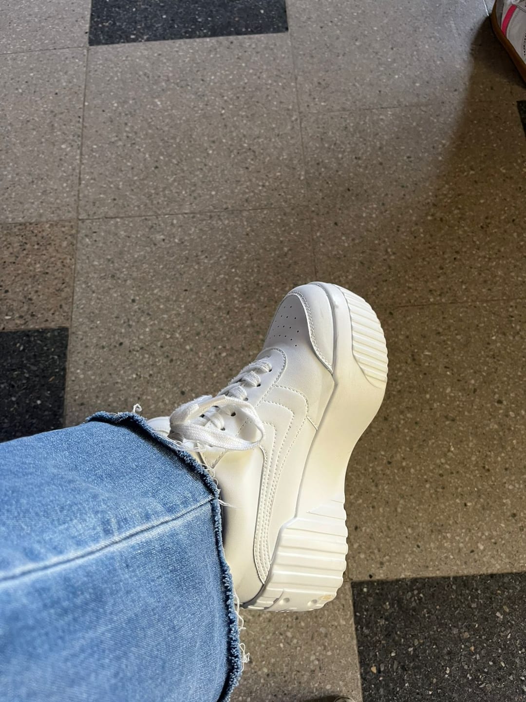 Customer photo review of Zapatilla Blanca Cuero Mujer 13142