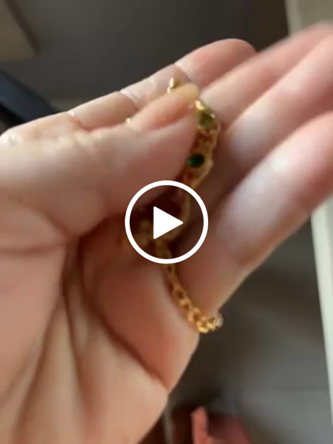Customer video review of Pulseira Chloé Banhado em Ouro 18k