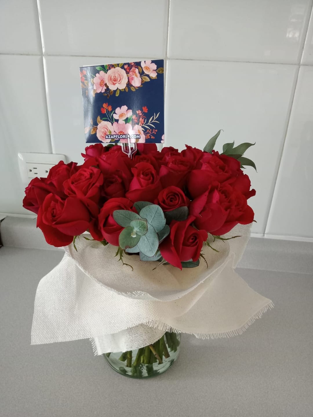 Customer photo review of Ramo 30 Rosas Rojas - Envoltura Yute
