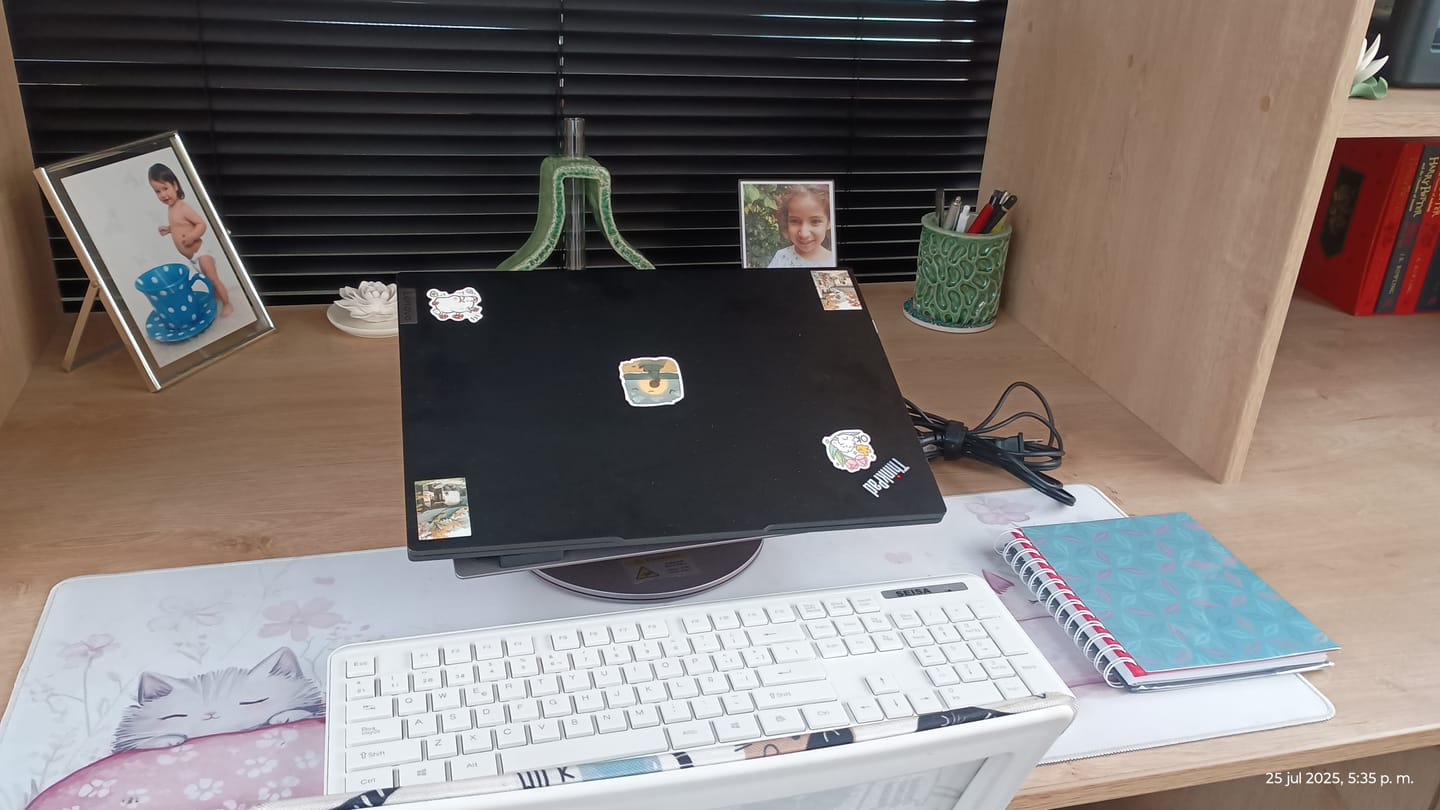 Customer photo review of Soporte Giratorio Premium para Laptop