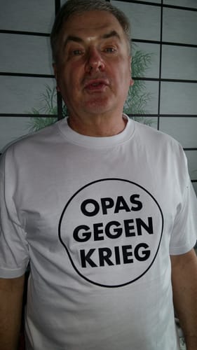 Customer photo review of PREMIUM SHIRT BUBEN • OPAS GEGEN KRIEG - hell