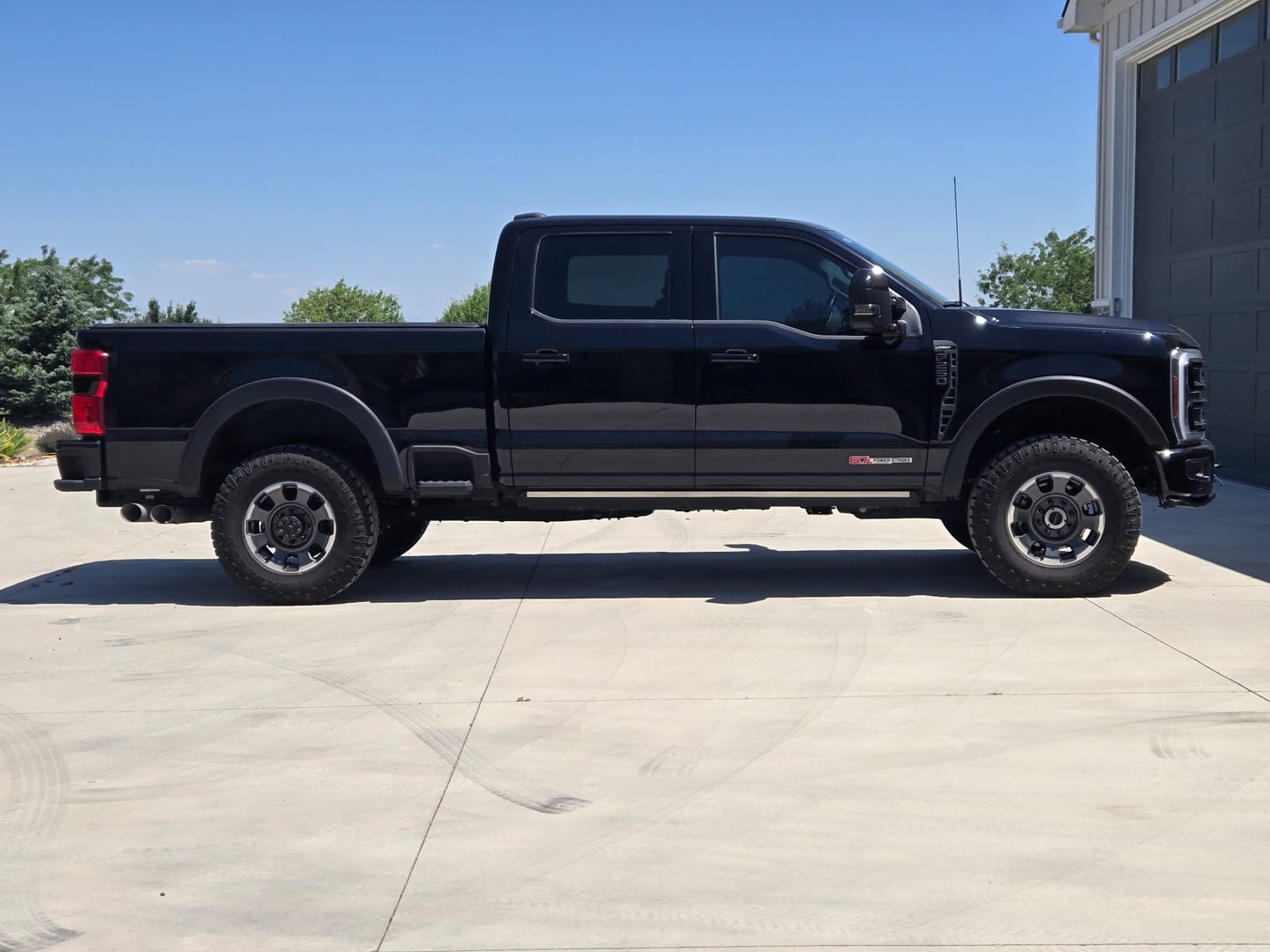 Customer photo review of OEM Replacement Lug Kit (Black / Chrome) for 2002+ Ford F-250 / F-350 Super Duty (Set of 32)