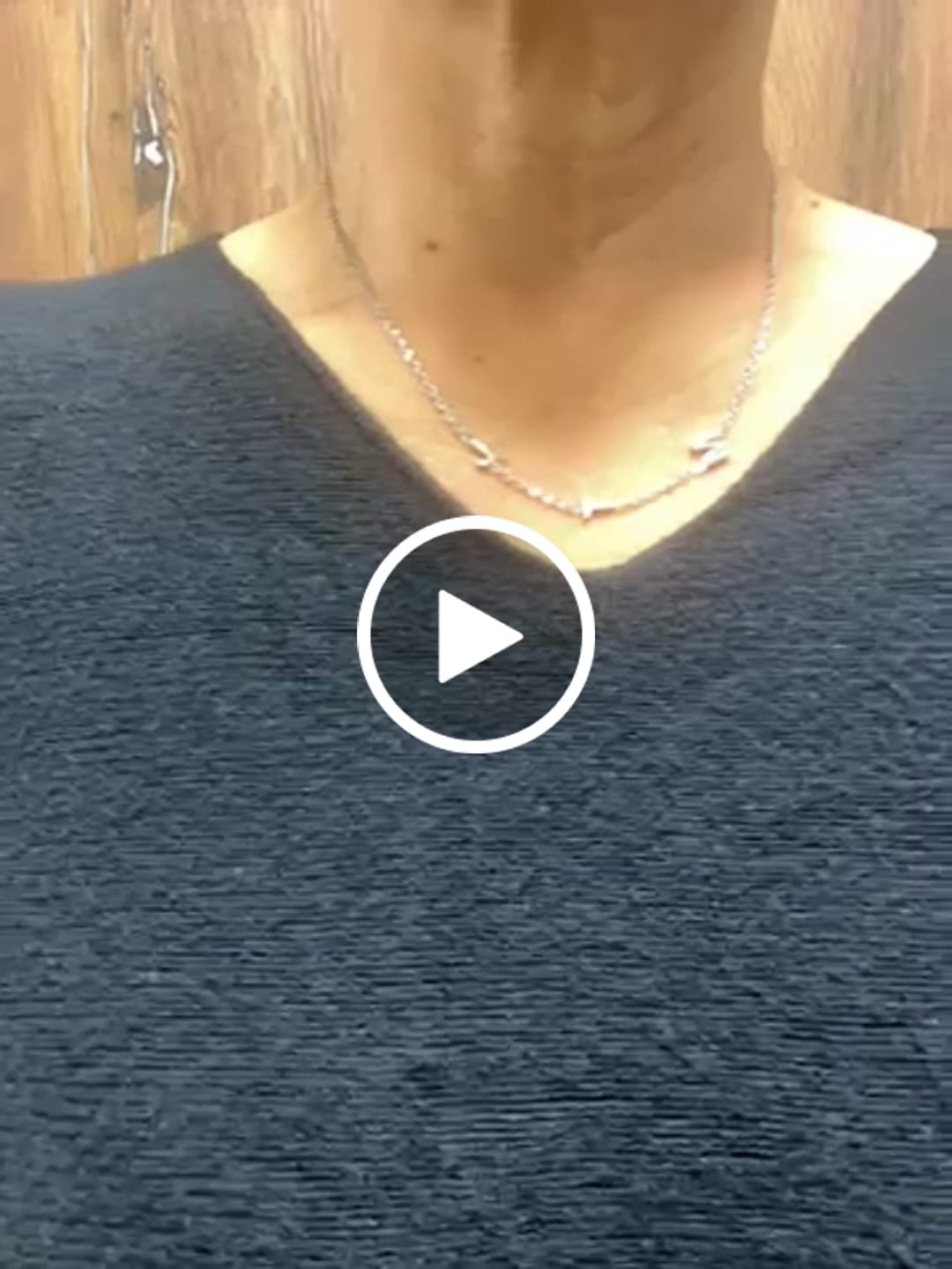 Customer video review of Personalizovaný náhrdelník s ležatým iniciálem