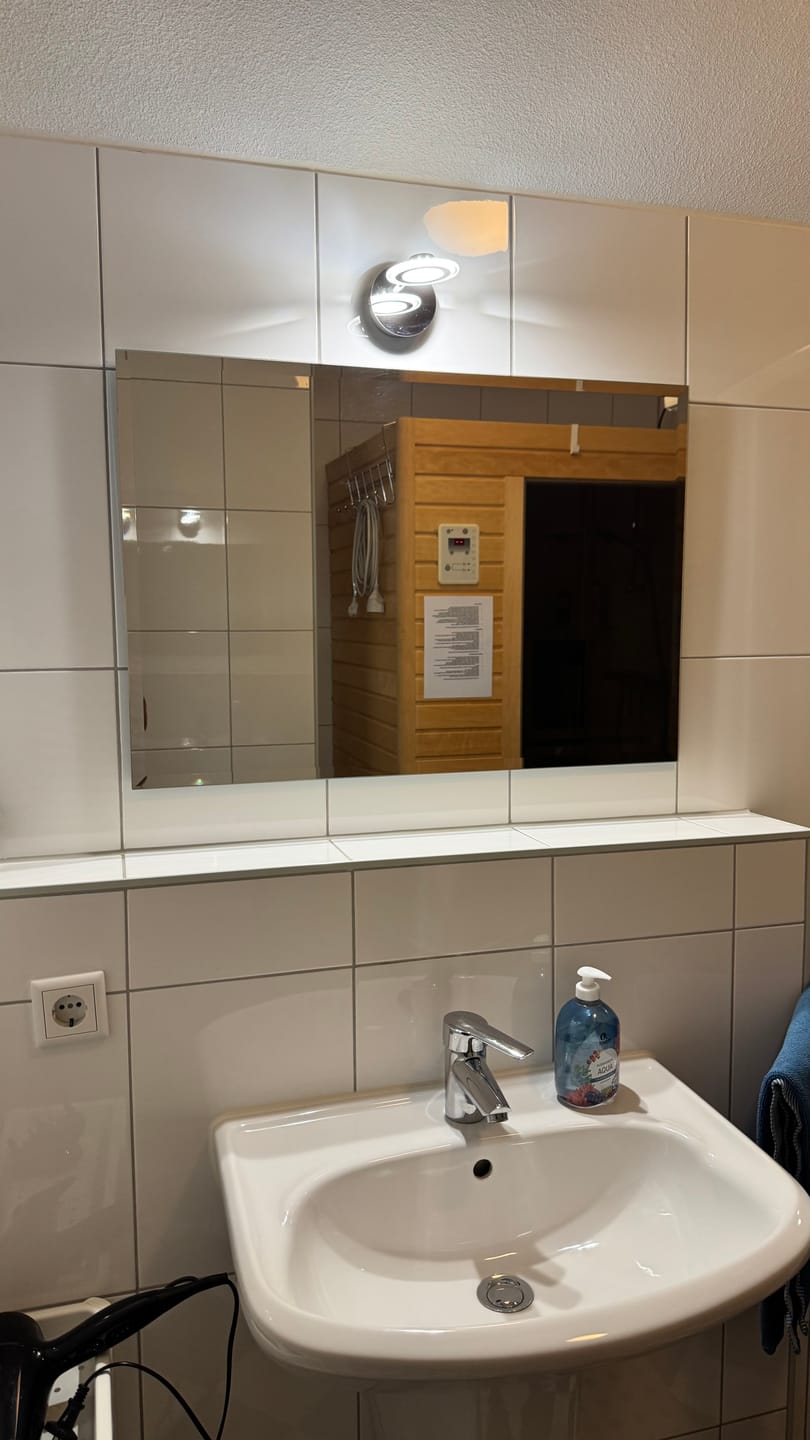 Customer photo review of Spiegel ohne Rahmen, Badspiegel & Wohnzimmerspiegel inkl. Befestigungsset, mit Facette, Eckig