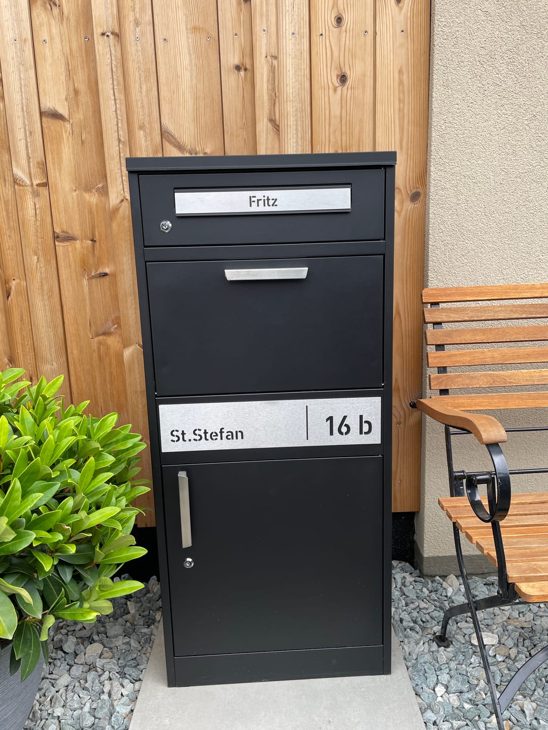 Customer photo review of Paketbox PB1 mit Briefkasten | schwarz (RAL9005) | personalisiert mit Edelstahl-Schild