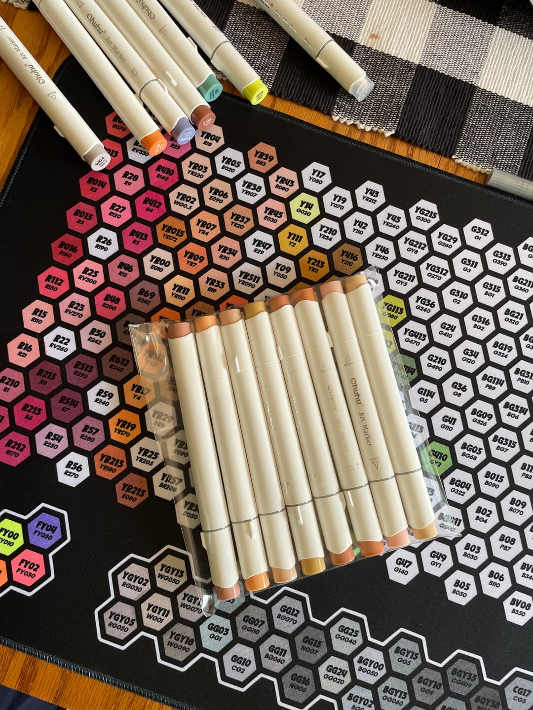 Customer photo review of 8-Pack Mystery Pallette of Ohuhu Alcohol Markers with Brush Tips + Wook Books Holographic Marker Bag