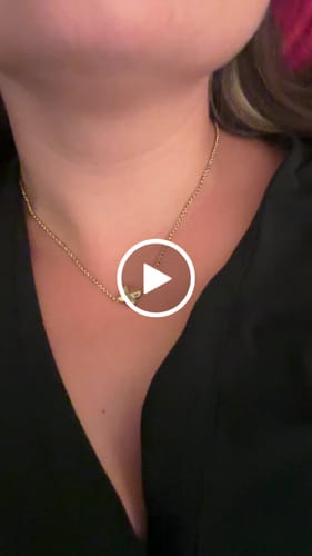 Customer video review of Four-Leaf Clover Pendant Necklace