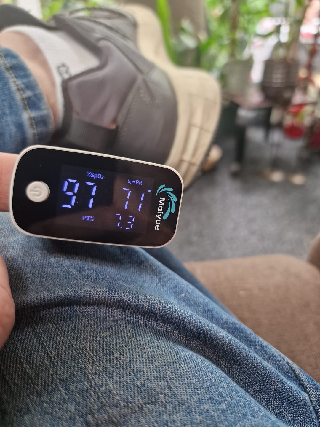 Customer photo review of Saturatiemeter / bloedzuurstofmonitor / saturatiemeter voor vingers / met OLED-display / professioneel en zeer nauwkeurig / ideaal voor gezinnen, ouderen en ziekenhuizen