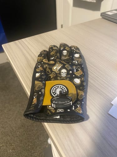 Customer photo review of Plundering Pirate Glove Black