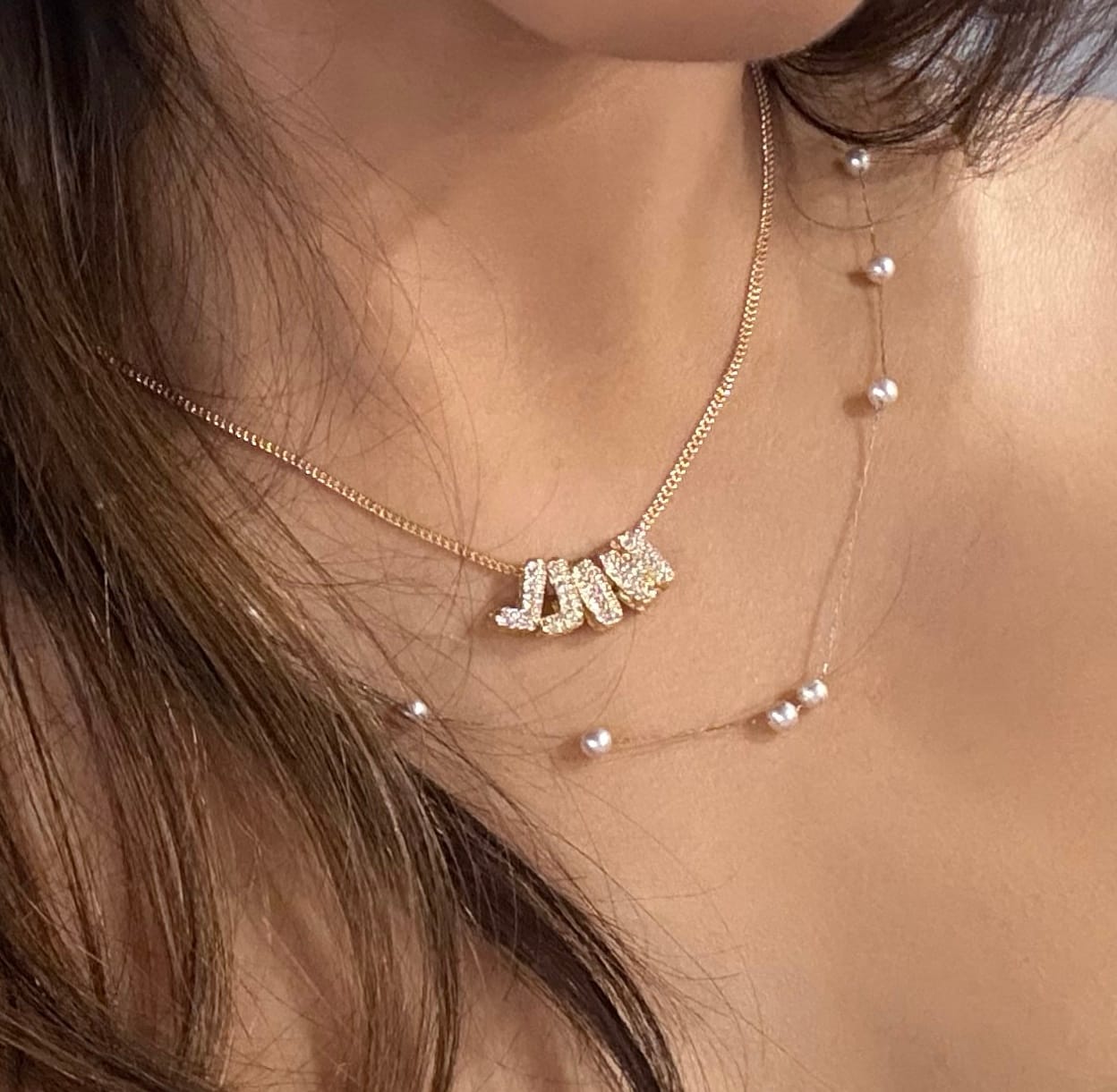 Customer photo review of Personaliza Tu Collar Inicial Mini Bubble Dorado Zirconias