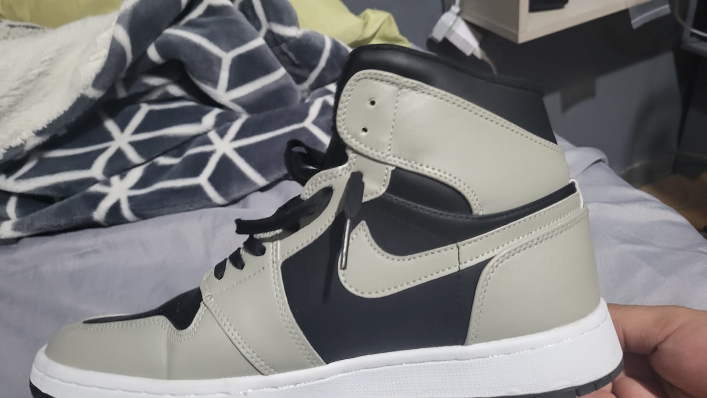 Customer photo review of Tenis Retro 1 Gris Negro