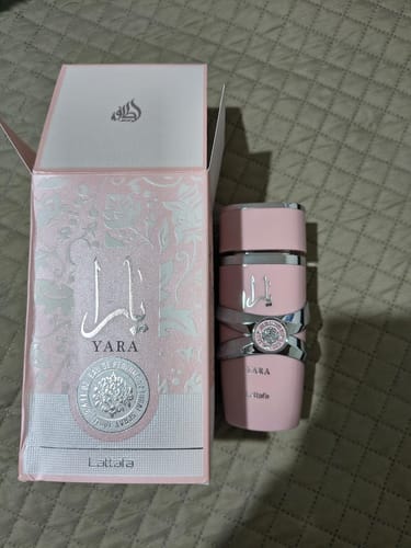 Reseña con foto de un cliente sobre Perfume Lattafa Yara EDP