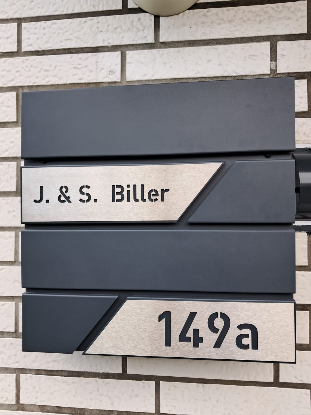 Customer photo review of AlbersDesign Briefkasten B1 anthrazit (RAL7016) personalisiert mit Edelstahl-Schildern