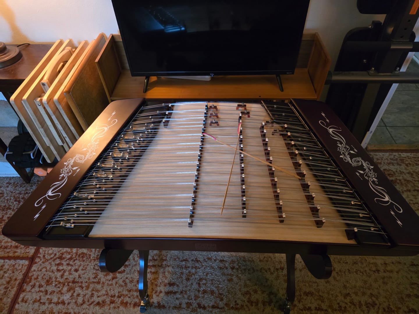 Customer photo review of YueHai DL21W Beginner Yangqin – 402 Model with “Dancing Phoenixes” Motif and Laser Gold Inlay