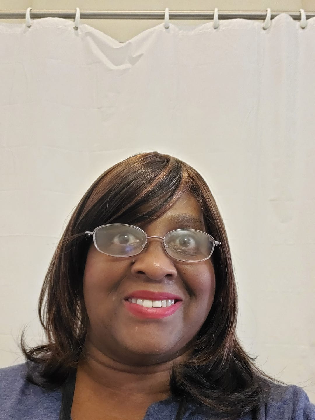 Customer photo review of Freetress Fullcap Band Wig NEW YORK GIRL