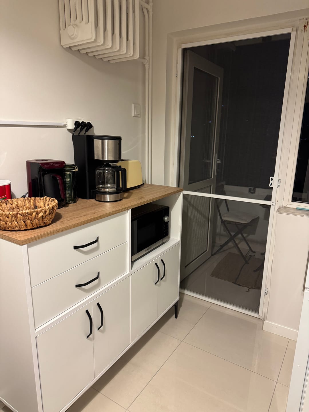 Customer photo review of Rani JE166 Kahve Köşesi Çok Amaçlı Dolap 4 Kapaklı 2 Çekmeceli Kiler Mutfak Dolabı Beyaz - Sepet Ceviz