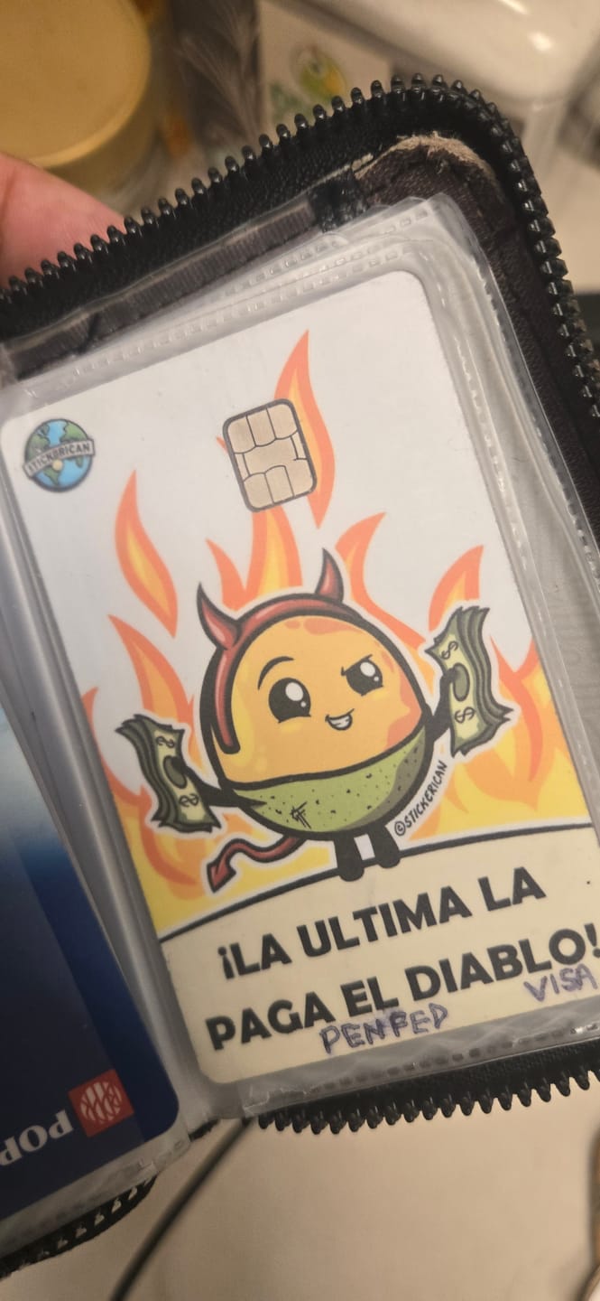 Customer photo review of La Última La Paga el Diablo - Sticker para Tarjeta de Crédito