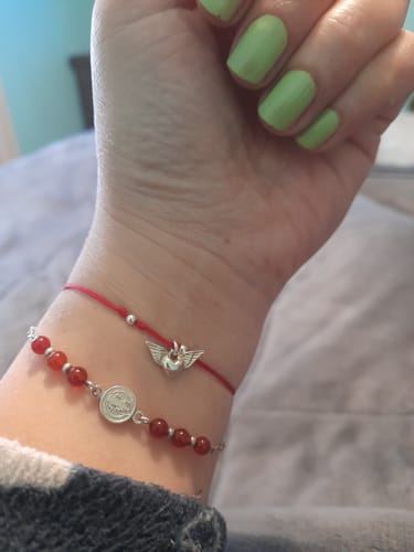 Customer photo review of PULSERA HILO ROJO CORAZÓN ALADO PLATA
