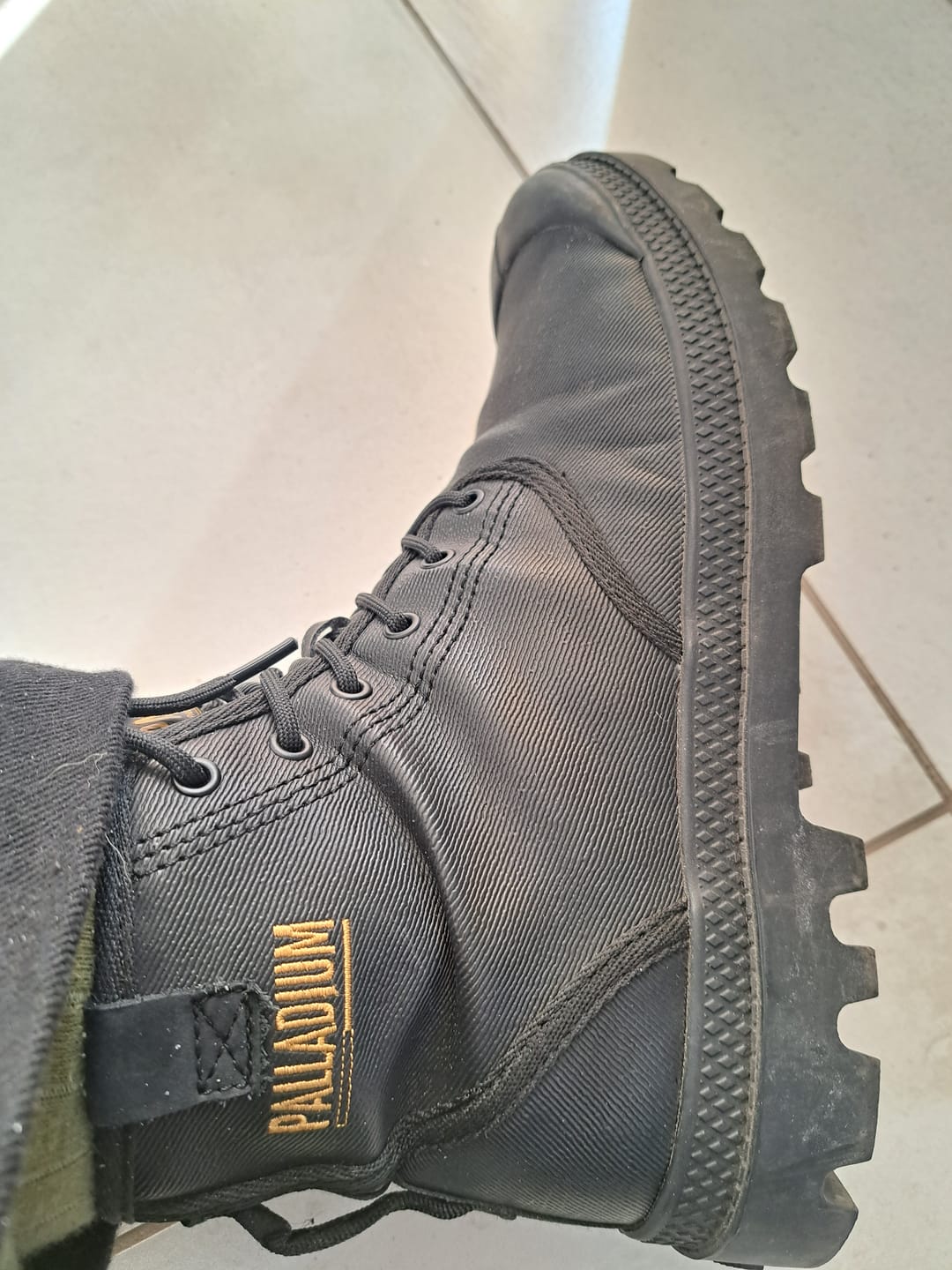 Customer photo review of Zapatillas Palladium Pampa Hi Coated Unisex Negro