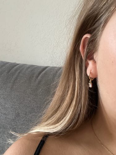 Customer photo review of White Victoria Huggie Ohrringe 18K Vergoldet