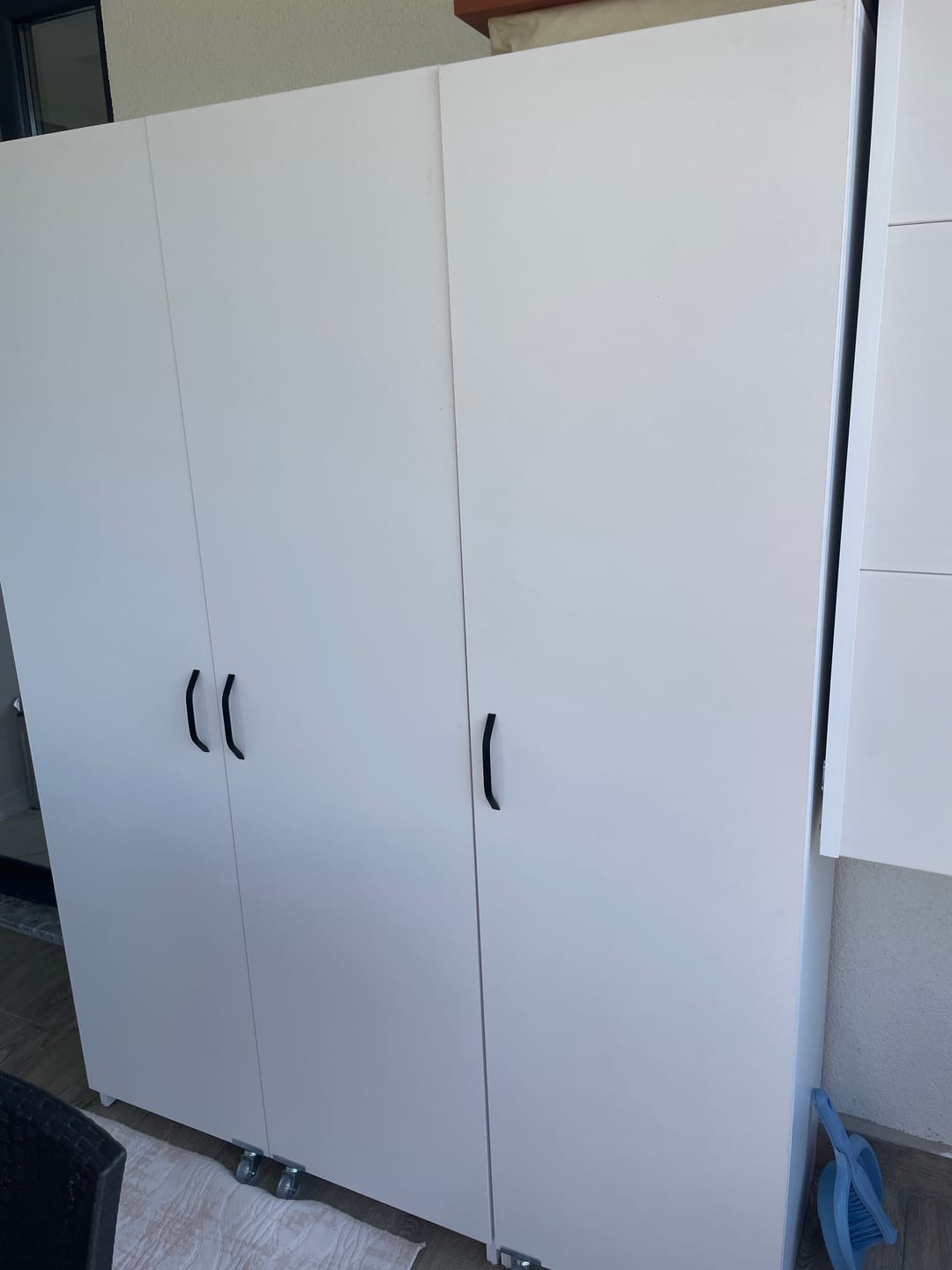 Customer photo review of Rani JE109 Çok Amaçlı Dolap Tekerlekli Üç Kapaklı Kiler Erzak Mutfak Dolabı Beyaz