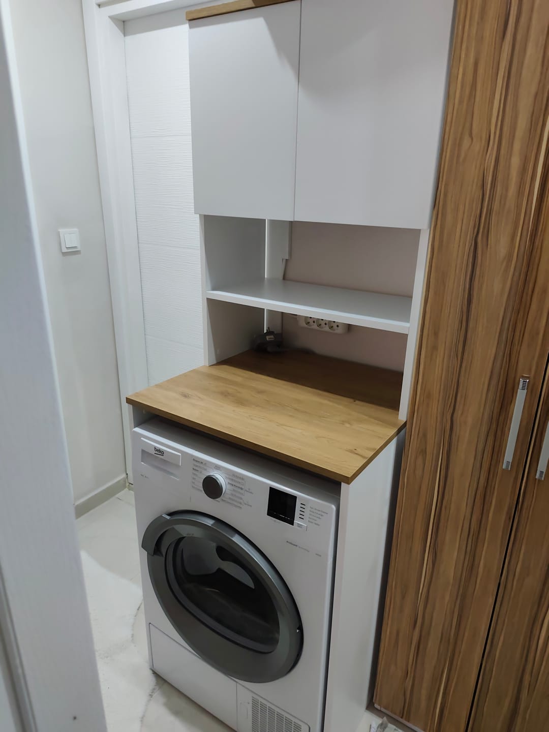 Customer photo review of Rani KD101 Çamaşır Makinesi Dolabı 3 Raflı Kapaklı Banyo Dolabı Beyaz - Sepet Ceviz