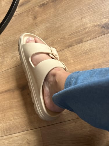 Customer photo review of HappyFlops