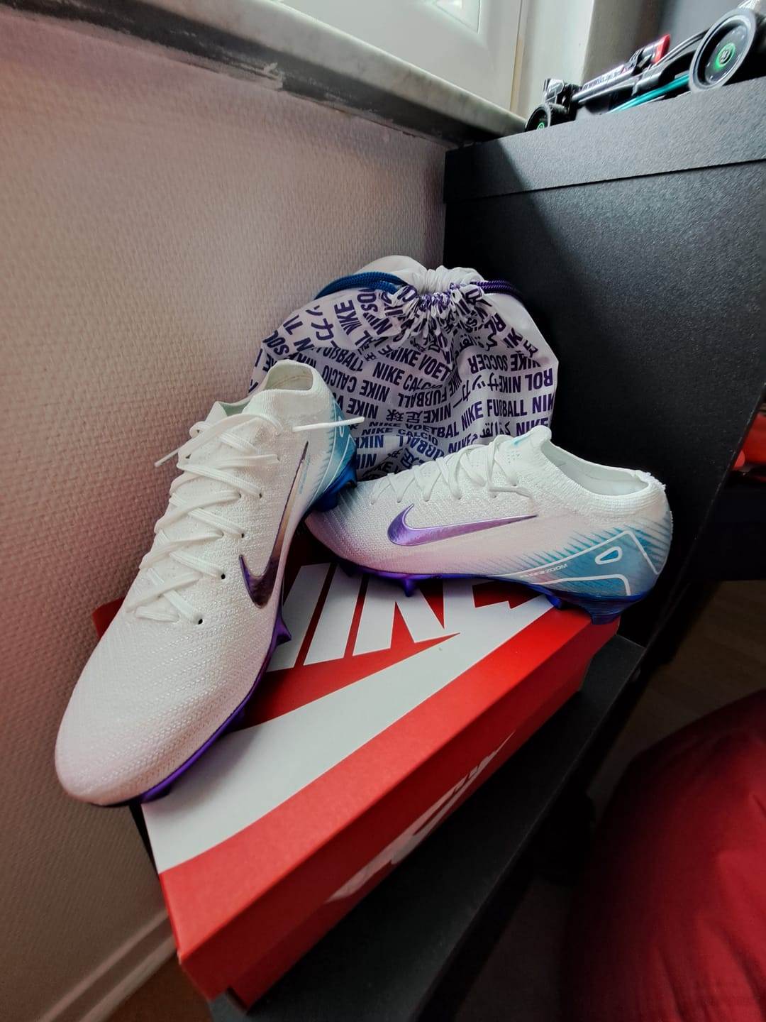 Customer photo review of Mercurial Vapor 16 Elite FG Chromatic Pack Blanc/Violet/Bleu