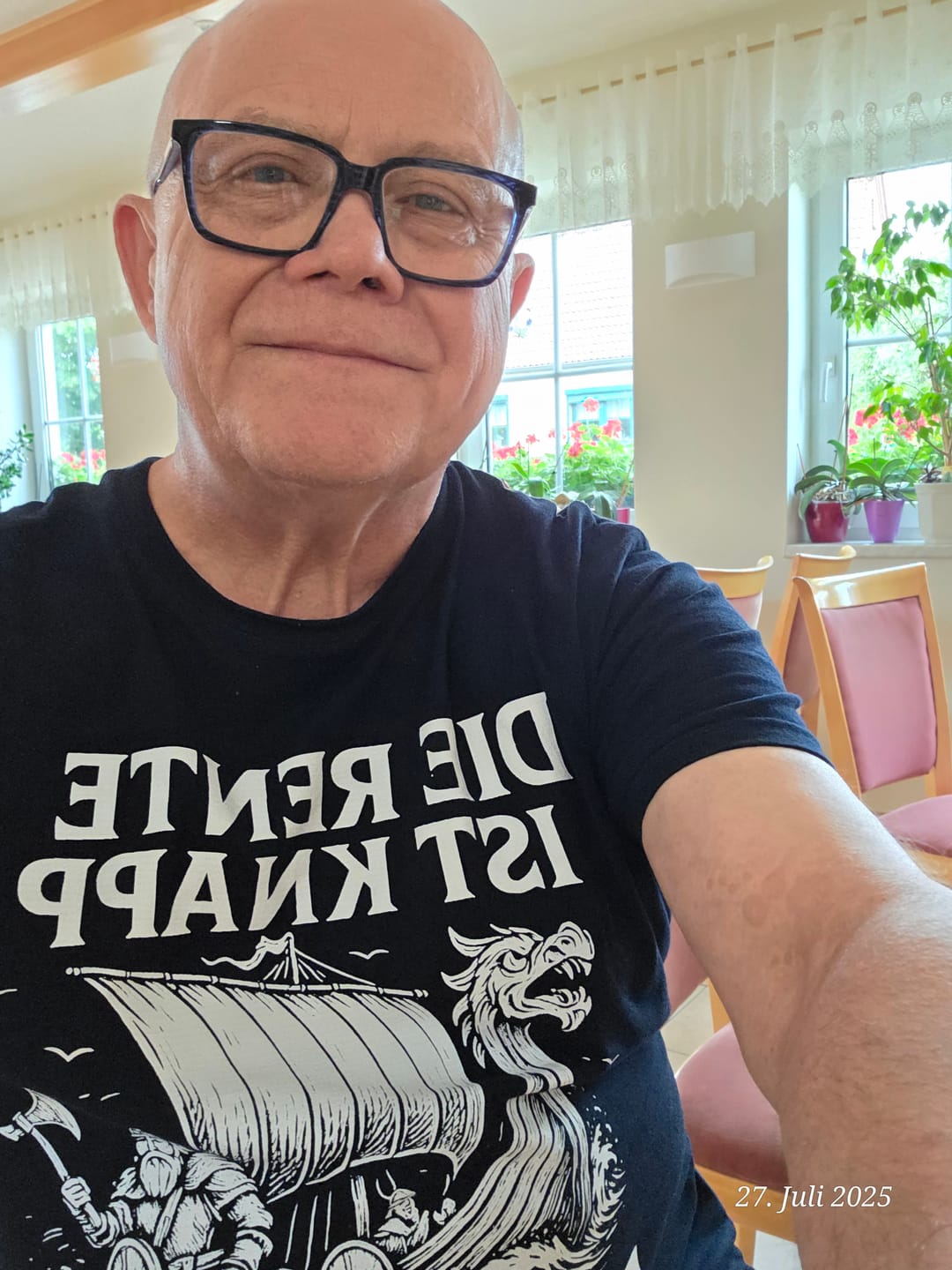 Customer photo review of Die Rente ist knapp   - Herren Shirt