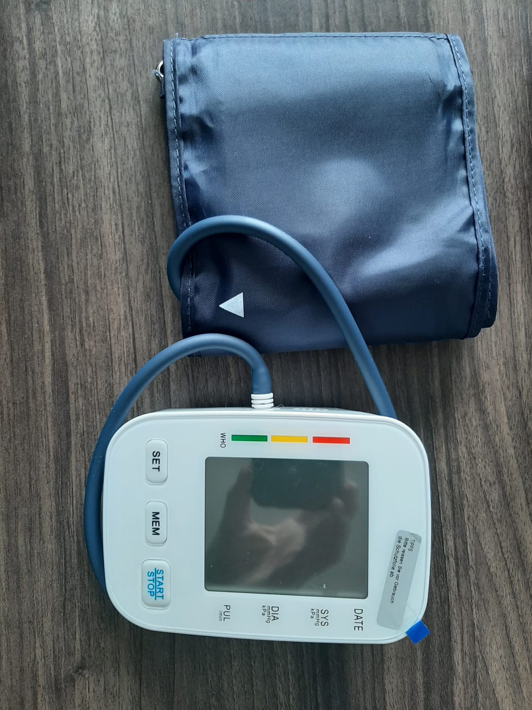 Customer photo review of Vollautomatisches Oberarm-Blutdruckmessgerät mit digitalem Display / Mit komfortabler Manschette und Speicherfunktion / Blutdruck- und Pulsmessung
