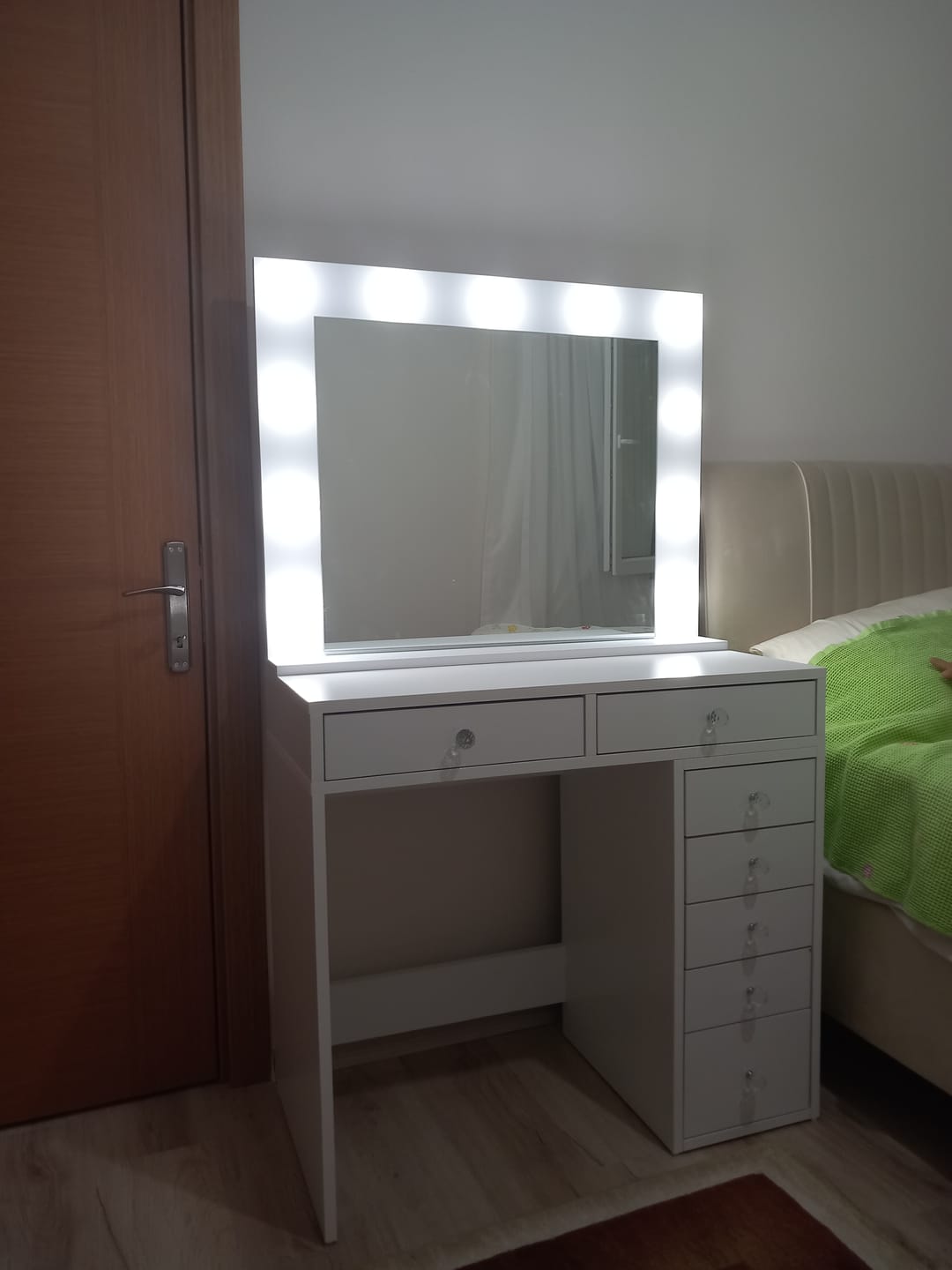 Customer photo review of Rani BJ115 Hollywood Işıklı Aynalı Kulis Makyaj Masası 7 Çekmeceli Takı Düzenleyici Beyaz