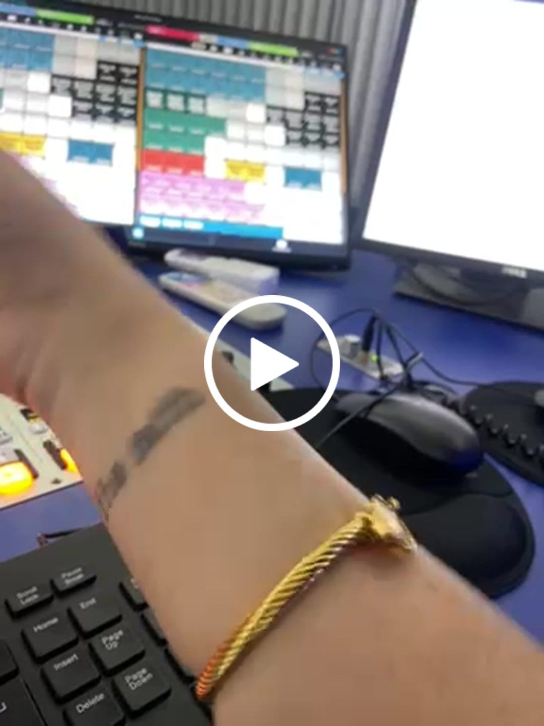 Customer video review of Bracelete Pingente São Bento Banhado em Ouro 18K